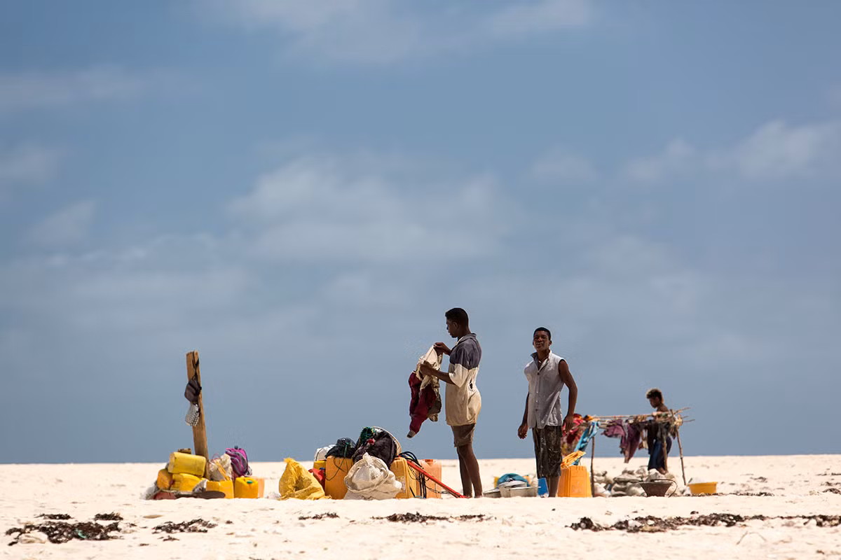 Chỉ đến những nơi hoang vắng như vậy, họ mới có thể đánh bắt hải sâm và những con cá mập lớn.