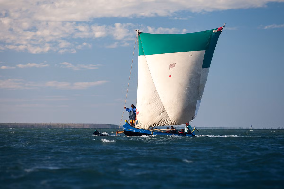 Trong hơn 15 năm qua, ngư dân Madagascar buộc phải tìm đến những nơi xa xôi để đánh bắt cá. Họ tới những khu vực hoang vắng nhất ở bờ biển phía đông của Madagascar.