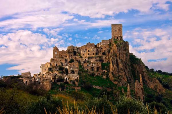 Thị trấn Craco (Italy), một trong những thị trấn ma nổi tiếng thế giới, từng là nơi cư ngụ của 1.800 người. Tuy nhiên, từ sau năm 1963, thị trấn này bị bỏ hoang do hoạt động của núi lửa.