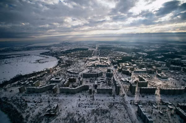 Pripyat, gần nhà máy điện hạt nhân Chernobyl ở Ukraine, là một trong những thị trấn “ma” đáng sợ trên thế giới. Nơi này bị bỏ hoang từ sau thảm họa hạt nhân ngày 26/4/1986.