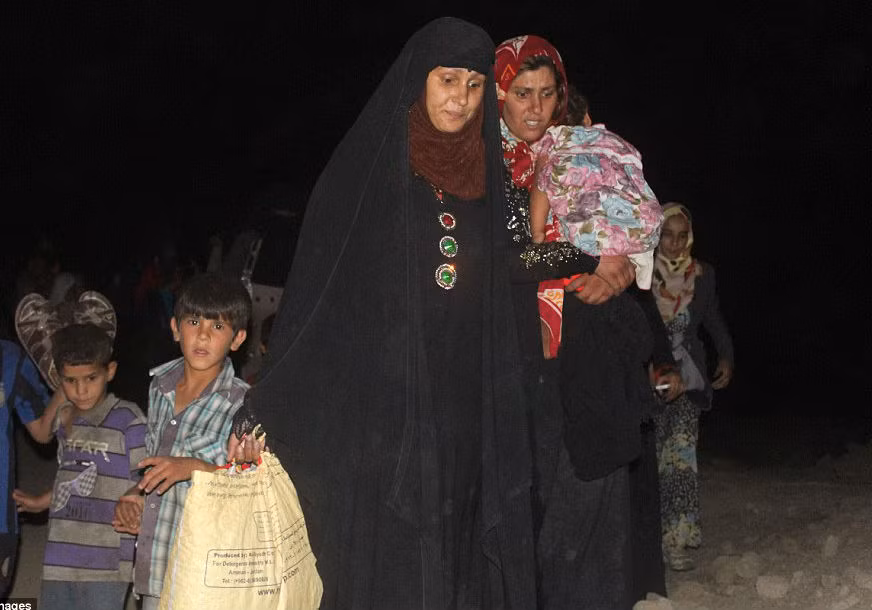 Nhiều dân thường tận dụng lúc trời tối trốn khỏi Fallujah để tránh các tay súng bắn tỉa IS.