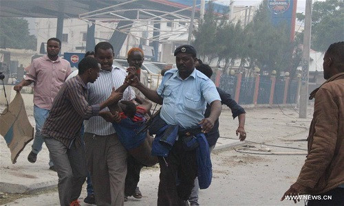 Một người đàn ông bị thương được đưa ra khỏi hiện trường.