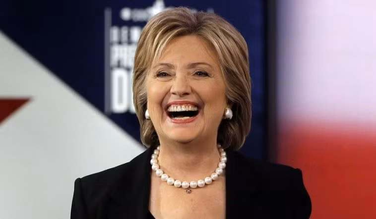 Cựu Đệ nhất phu nhân Mỹ xinh đẹp Hillary Clinton là vợ của cựu Tổng thống Mỹ Bill Clinton. Bà từng giữ chức Ngoại trưởng Mỹ. Hiện tại, bà Hillary Clinton đang tham gia cuộc đua vào Nhà Trắng năm 2016.