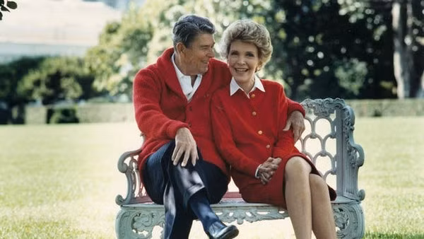 Cựu Đệ nhất phu nhân Mỹ Nancy Reagan là vợ của Tổng thống thứ 40 của Mỹ, Ronald Reagan.