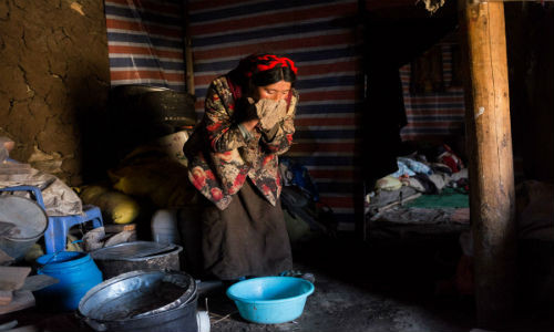 Sola, 38 tuổi, rửa mặt vào buổi sáng. Cô đang sống cùng mẹ già và hai cô con gái.