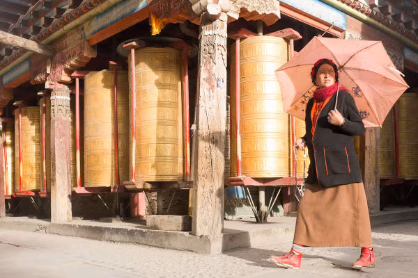 Một tín đồ đi bộ ngoài tu viện Lhagang vốn được xây dựng vào năm 652 sau Công nguyên.