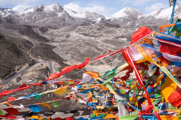 Đường cao tốc Tứ Xuyên- Tây Tạng uốn lượn nhìn từ một đền thờ Phật giáo nằm trên đèo Zeduo Shan cao 4.298 mét. Tuyến đường dài 2.142 km bắt đầu ở Thành Đô và kết thúc tại Lhasa.