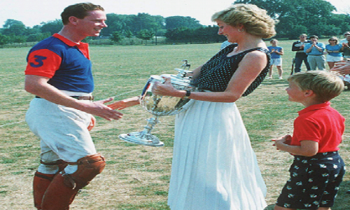 Công nương Diana đã thừa nhận mối quan hệ tình cảm kéo dài 5 năm với James Hewitt. Hai người bắt đầu “phải lòng” nhau năm 1986 khi James Hewitt nhận nhiệm vụ dạy hai Hoàng tử William và Harry cưỡi ngựa.