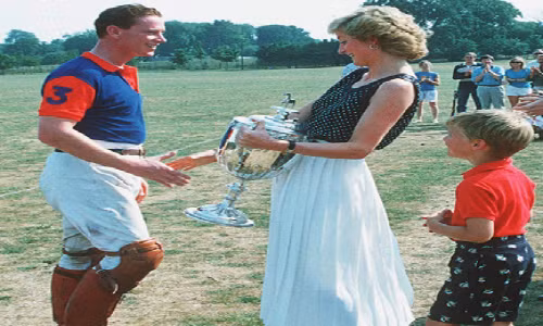 Công nương Diana đã thừa nhận mối quan hệ tình cảm kéo dài 5 năm với James Hewitt. Hai người bắt đầu “phải lòng” nhau năm 1986 khi James Hewitt nhận nhiệm vụ dạy hai Hoàng tử William và Harry cưỡi ngựa.