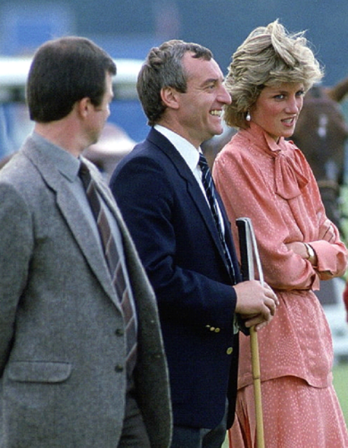 Người ta cho rằng, vị công nương xứ Wales đã bắt đầu có quan hệ tình cảm với Mannakee từ năm 1985, nhiều tháng trước khi Thái tử Charles lập lại mối quan hệ với Camilla Parker Bowles. Chuyện tình cảm của họ khép lại khi Thái tử Charles biết chuyện. Năm 1987, Mannakee đã thiệt mạng trong vụ tai nạn giao thông.