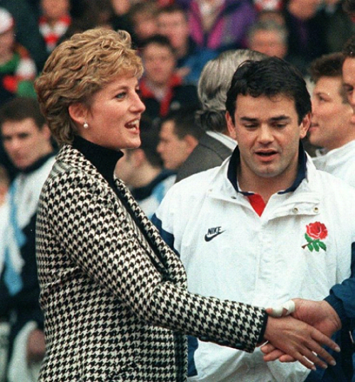 Will Carling, đội trưởng đội bóng bầu dục thành công nhất nước Anh, đã chinh phục được trái tim công nương Diana khi giành được cảm tình từ hai cậu con trai của bà. Chuyện tình của họ khiến cuộc hôn nhân của Carling tan vỡ.