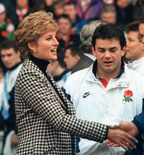 Will Carling, đội trưởng đội bóng bầu dục thành công nhất nước Anh, đã chinh phục được trái tim công nương Diana khi giành được cảm tình từ hai cậu con trai của bà. Chuyện tình của họ khiến cuộc hôn nhân của Carling tan vỡ.