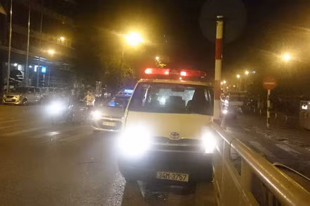 Chiếc xe cứu thương chỉ dừng lại khi đâm vào làn ranh giới lối rẽ cửa khẩu Chương Dương.