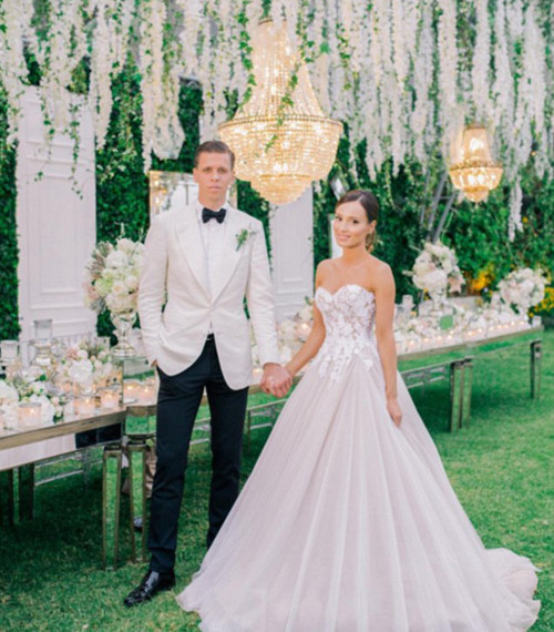 Thủ môn đội tuyển Ba Lan Wojciech Szczesny luôn tự hào với người bạn đời xinh đẹp Marina Luczenko.