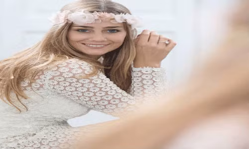 Julia Vigas từng theo học ngành truyền thông và tiếp thị tại đại học ở Barcelona.