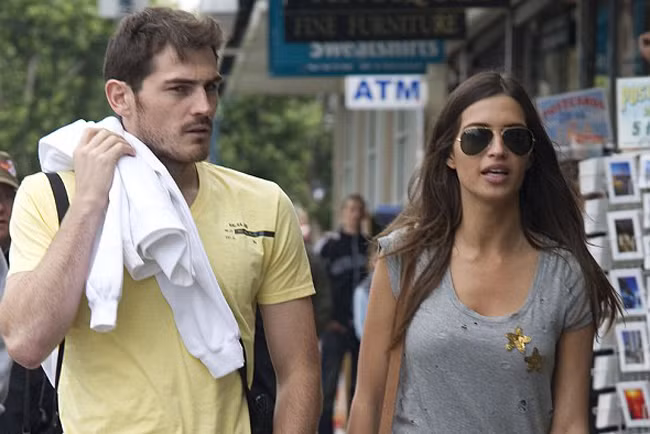 Người đẹp tóc nâu Sara Carbonero và "người gác đền" của đội tuyển Tây Ban Nha Iker Casillas đã có một cậu con trai kháu khỉnh sinh năm 2014. Cặp đôi đang háo hức đón chờ thiên thần nhỏ thứ hai.