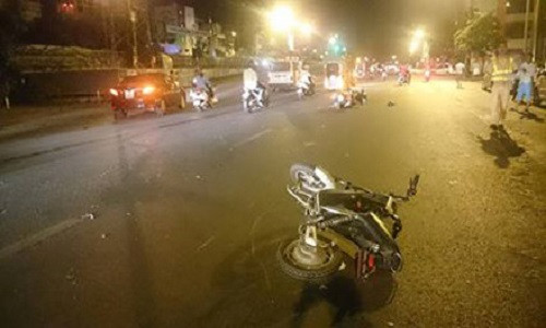 Chiếc xe đạp điện bị xe cứu thương đâm vào ngã ra đường.