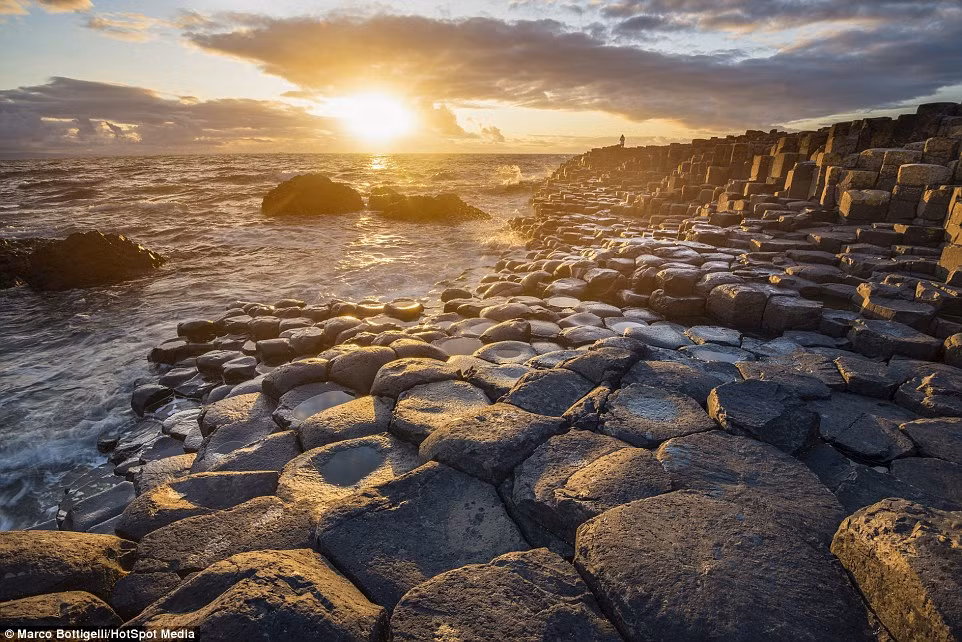 Vùng biển Giant's Causeway thuộc hạt Antrim, Bắc Ireland.