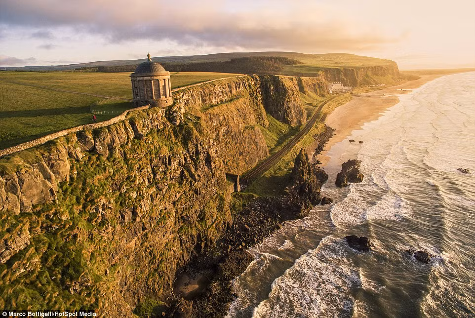 Ngôi đền Mussenden ở hạt Londonderry, Bắc Ireland, bên bờ biển.