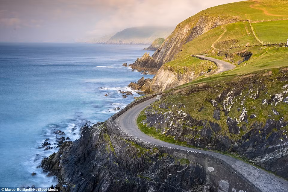 Con đường uốn lượn gần Vịnh Coumeenoole ở Slea Head, hạt Kerry.