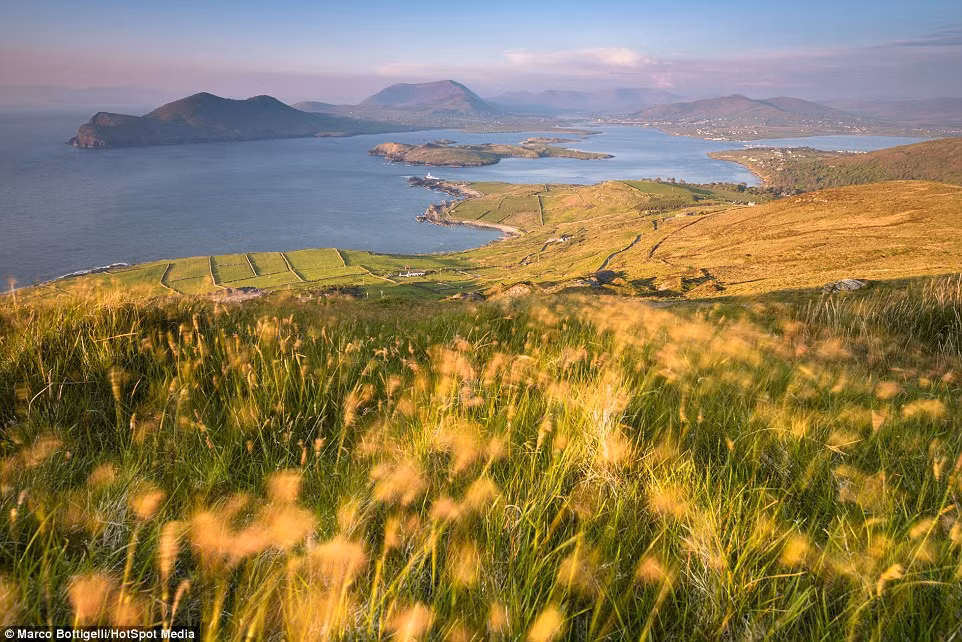 Nhiếp ảnh gia người Italy Marco Bottigelli đã rong ruổi quãng đường dài hơn 1.900 km để ghi lại những cảnh đẹp bất tận của bờ biển Ireland.