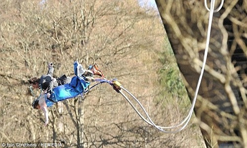 Trong khi đó, cặp đôi Natalie và Dave Hitchen đến từ Cheshire (Anh) nhảy bungee sau khi nói lời thề nguyện trong ngày cưới.