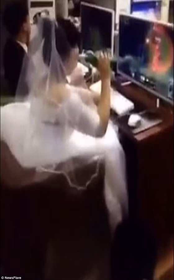 Cặp đôi mới cưới ngồi cạnh nhau, mỗi người một máy tính và "cày" game.