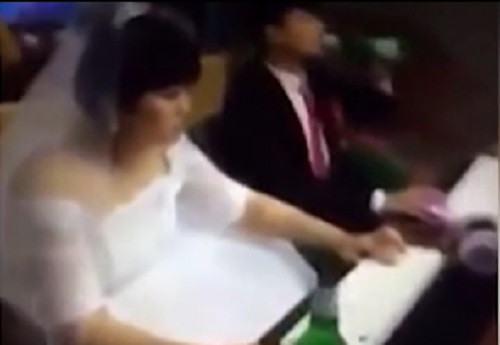 Vừa chơi game, họ vừa uống bia.