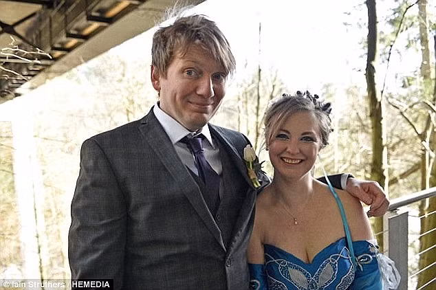 Trước đó, Natalie và Dave Hitchen không hề tiết lộ cho mọi người biết về ý định “điên rồ” mà họ sẽ thực hiện trong hôn lễ.