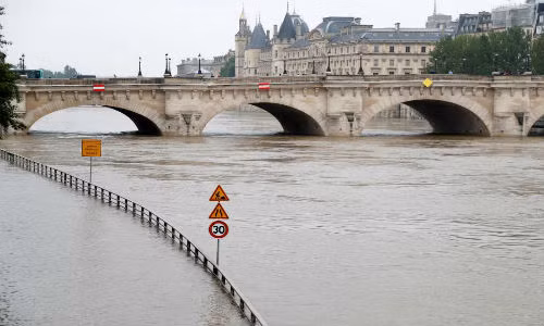 Biển nước mênh mông ở thủ đô Paris ngày 1/6.