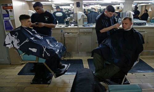 Không gian bên trong tiệm cắt tóc.