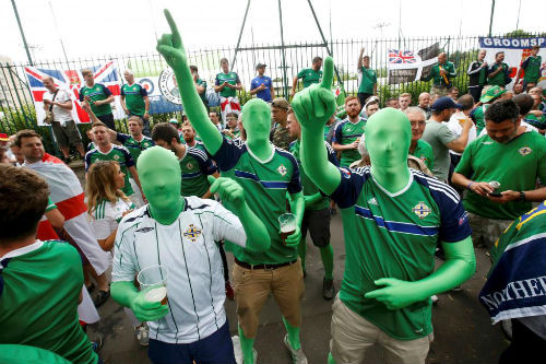 Các cổ động viên Bắc Ireland đi bộ tới sân vận động Parc des Princes trước khi trận đấu giữa Đức và Bắc Ireland diễn ra hôm 21/6.