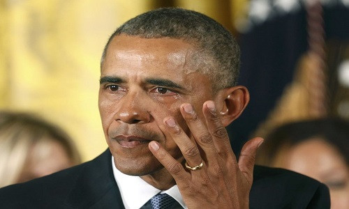 Giây phút Tổng thống Mỹ Obama nghẹn ngào khi nhắc đến vụ thảm sát tại trường tiểu học Sandy Hook bang Connecticut trong bài phát biểu về súng đạn ngày 5/1. Theo ông chủ Nhà Trắng, việc tới thành phố Newtown để tưởng niệm các nạn nhân là “ngày tồi tệ nhất từ khi ông đặt chân vào Nhà Trắng”. "Mỗi khi nghĩ về những đứa trẻ đó, tôi luôn cảm thấy giận dữ", ông nghẹn ngào nói. Tổng thống cho biết, bạo lực súng đạn khiến khoảng 30.000 người Mỹ thiệt mạng mỗi năm. “Chúng ta không cần coi những cuộc tàn sát này là cái giá của tự do”, Obama nhấn mạnh. Ảnh: IBTimes
