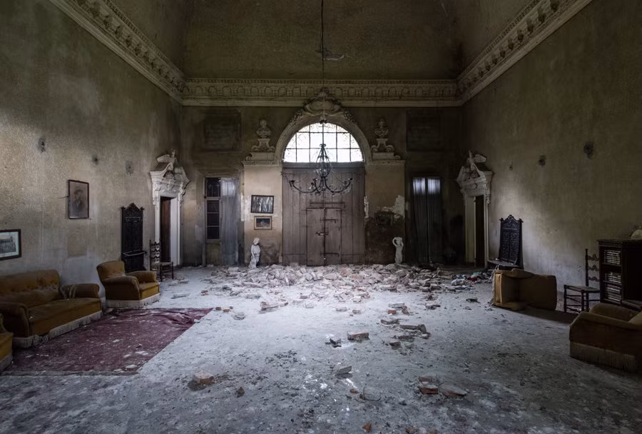 Gạch vỡ rải rác khắp trên nền nhà.