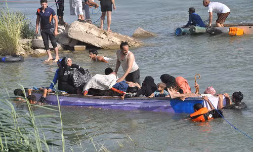 Daily Mail đưa tin, hàng trăm người dân Iraq mạo hiểm vượt qua dòng sông Euphrates để rời khỏi chảo lửa Fallujah trong bối cảnh quân đội Iraq đang mở chiến dịch giải phóng thành phố này khỏi tay phiến quân IS.