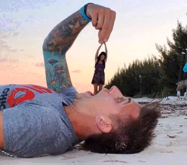 Cách chụp khéo léo khiến người xem hình dung ra cảnh cô gái đang bị người đàn ông cho vào miệng.