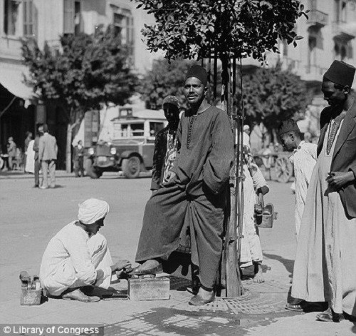 Người dân đánh giày trên đường phố hồi năm 1934.