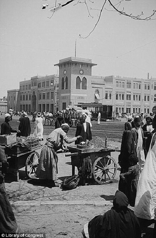 Khung cảnh người dân buôn bán tấp nập bên ngoài nhà ga Cairo hồi năm 1900.