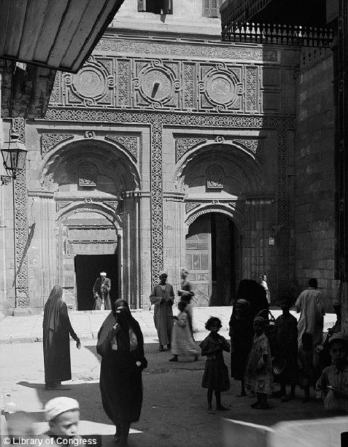 Người dân tập trung bên ngoài cổng vào phía nam của thánh đường al-Azhar hồi năm 1934.