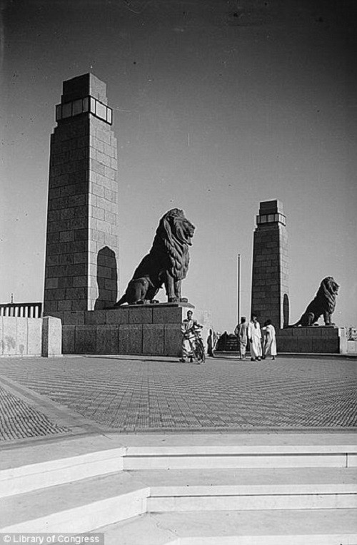 Lối vào cây cầu Kasr En-Nil.