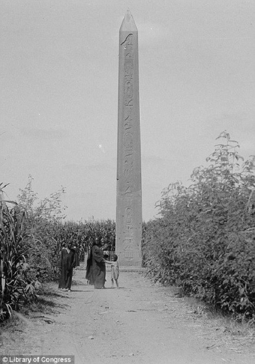 Một đài tưởng niệm gần thành phố. Ảnh chụp năm 1934.