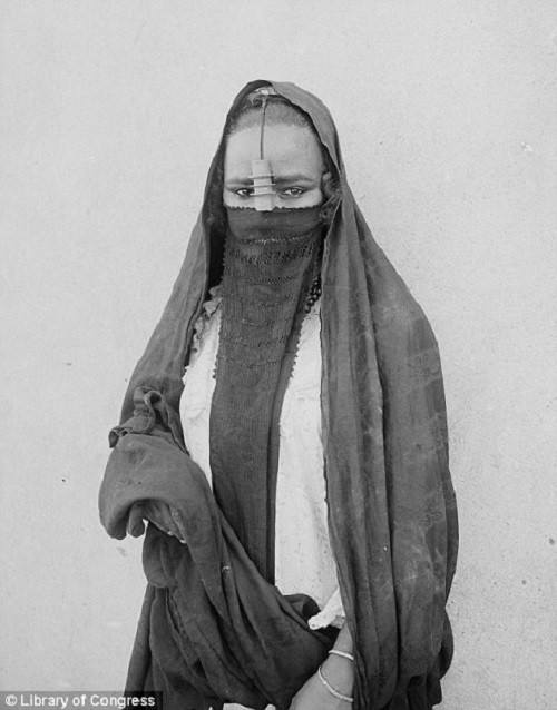 Người phụ nữ Cairo mặc bộ trang phục truyền thống vào năm 1900.