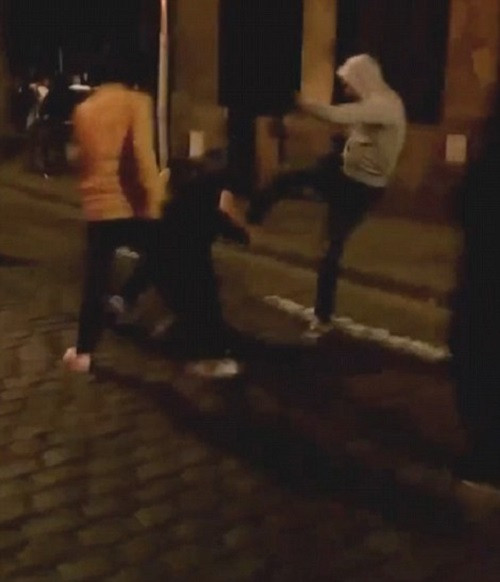 Ẩu đả giữa các cổ động viên Anh và Nga đã xảy ra.