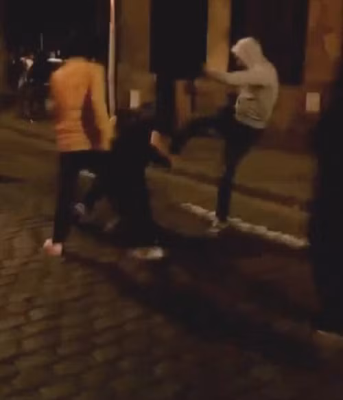 Ẩu đả giữa các cổ động viên Anh và Nga đã xảy ra.