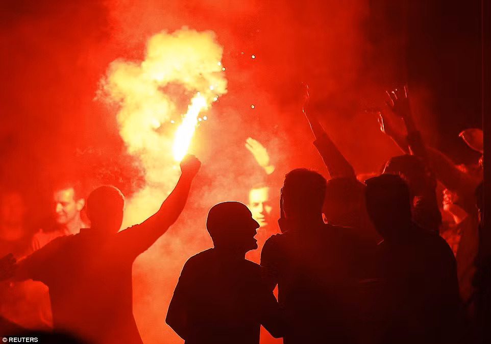 Người hâm mộ đốt pháo sáng ở Lille và hò reo.