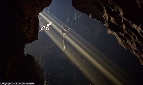 Sau đó, họ thả dây thừng và từ từ leo xuống hang.