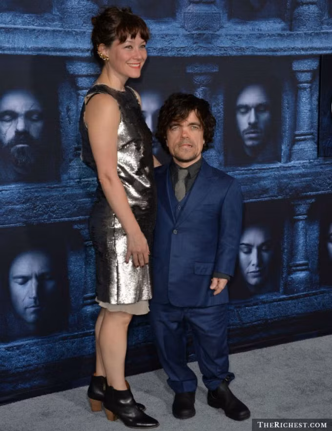 Cặp đôi nổi tiếng nhưng có chiều cao khiêm tốn tiếp theo là Peter Dinklage và Erica Schmidt. Nam diễn viên Peter cao 1,35 mét trong khi vợ ông cao 1,65 mét.