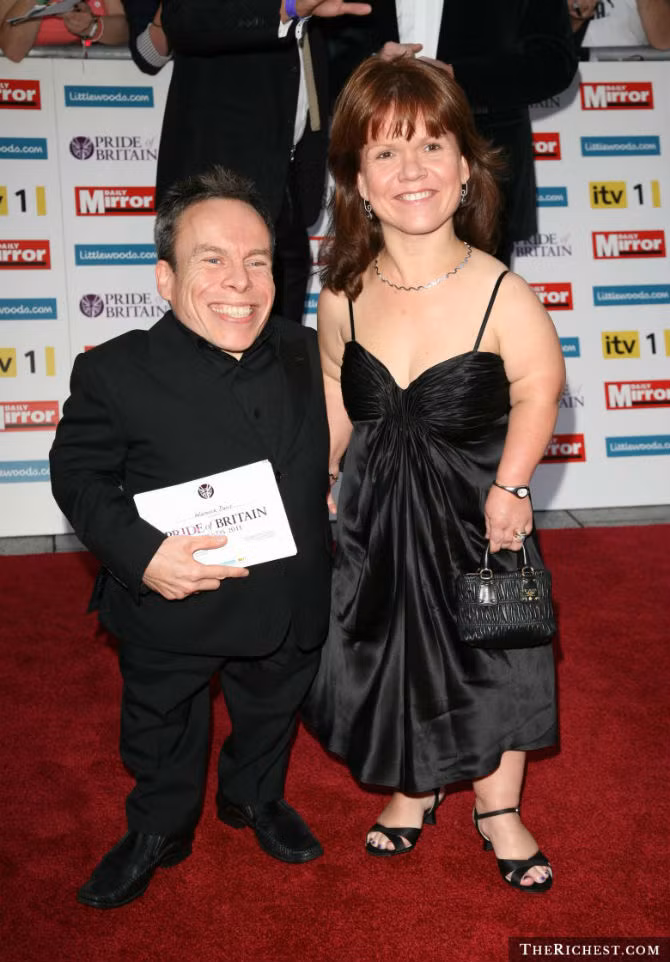 Vợ chồng diễn viên người Anh Warwick Davis và Samantha Davis là một trong những cặp đôi lùn nổi tiếng thế giới. Warwick chỉ cao 1,07 mét trong khi vợ ông, Samantha, cao 1,37 mét.