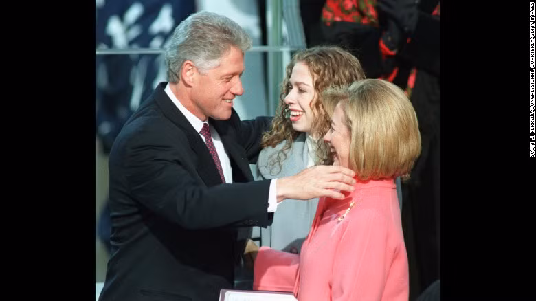 Cựu Tổng thống Mỹ Bill Clinton ôm vợ con khi đắc cử nhiệm kỳ tổng thống lần thứ 2.