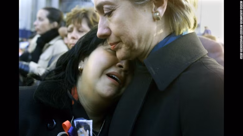Thượng nghị sĩ Clinton an ủi Maren Sarkarat, một phụ nữ đã mất chồng trong vụ tấn công khủng bố 11/9, trong một sự kiện tưởng niệm vào tháng 10/2001.